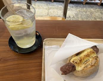 ホットドックとレモネード