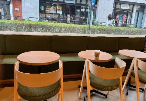 店内窓側